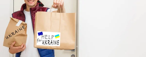 Aide humanitaire en Ukraine. Aide aux pauvres. forfaits pour les retraités et les personnes handicapées. guerre entre l'Ukraine et la Russie. Concept d'aide humanitaire. Faire un don pour les réfugiés. — Photo