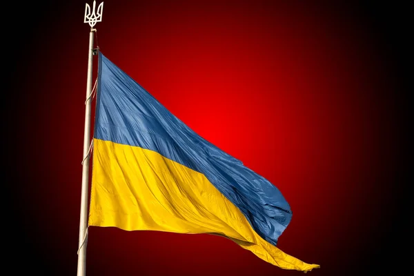Bayrak direğinde Ukrayna bayrağı. Ukrayna 'daki savaş. — Stok fotoğraf