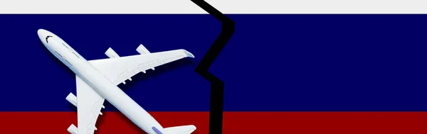 Bandeira russa, avião de brinquedo e arame farpado em segundo plano, conceito de proibição de aeronaves que partem da Rússia — Fotografia de Stock