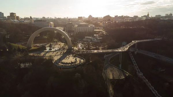 Низький кут Вид на Новий міст Педестрія, який називається Міст Кличко.. — стокове фото