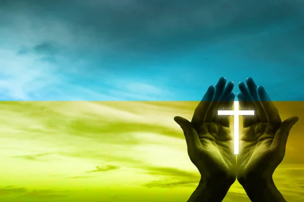 Dua eden eller. Ukrayna için dua. Ukrayna bayrağı. Tüm dünya için dua et. — Stok fotoğraf