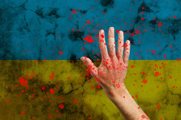 乌克兰国旗和鲜血的手。没有战争与和平概念. — 图库照片