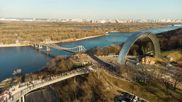 Monumentalny łuk Przyjaźń ukraiński i rosyjski naród łuk. Kijów, Ukraina — Zdjęcie stockowe