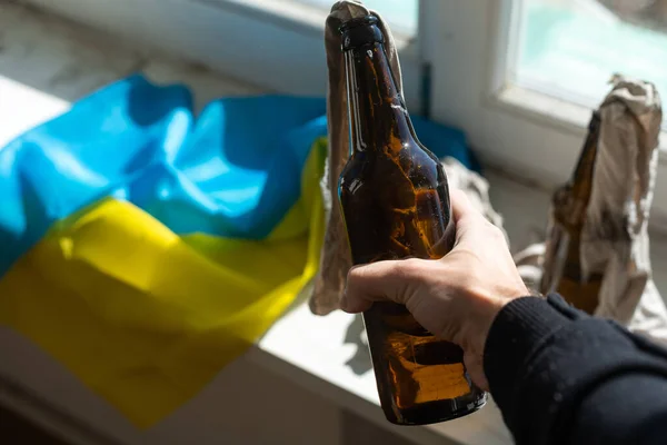 Σπιτική μολότοφ κοκτέιλ στην Ουκρανία, Κίεβο, έτοιμη να προστατεύσει από τους Ρώσους εισβολείς κατά τη διάρκεια του διαλείμματος μεταξύ των επιδρομών και των βομβαρδισμών από ρωσικούς πυραύλους κατά τη σημαία υποβάθρου της ukraine — Φωτογραφία Αρχείου