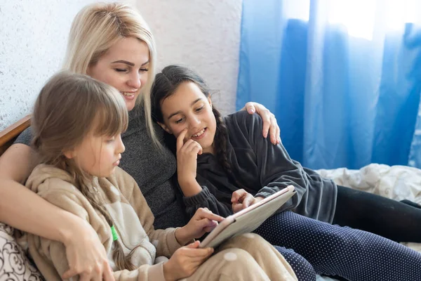 Moeder met twee kinderen die Tablet PC gebruiken — Stockfoto