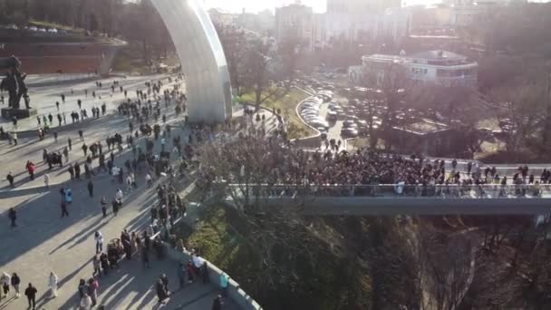 Kiev o Kiev, Ucraina - 22 febbraio 2022: L'Arco dell'amicizia dei popoli nel parco Khreshchatyy. — Video Stock