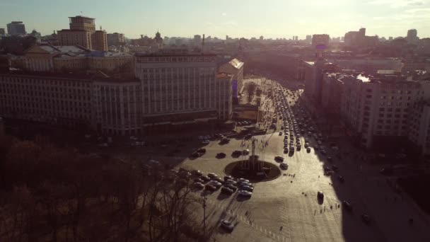 Pohled na centrální ulici Kyjeva - Khreshchatyk - z náměstí Nezávislosti. — Stock video