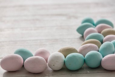 Ahşap arka planda paskalya yumurtaları