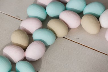 Ahşap arka planda paskalya yumurtaları