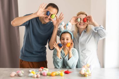 Güzel, tatlı, çekici, güzel, arkadaş canlısı, neşeli, pozitif aile Paskalya yumurtalarını birlikte acıtıyor..
