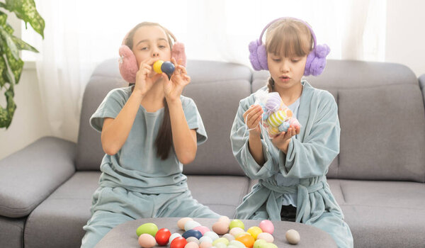 Смешные маленькие девочки с пасхальными яйцами