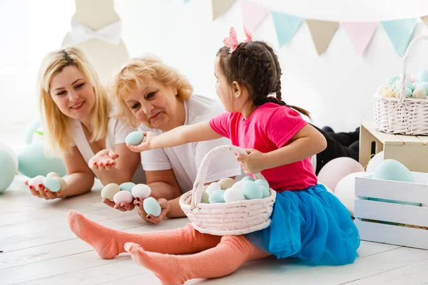 Família feliz com ovos de Páscoa. Menina feliz e avó com ovos de Páscoa — Fotografia de Stock