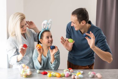 Mutlu bir aile, Paskalyayı mutfakta birlikte geçiriyor.