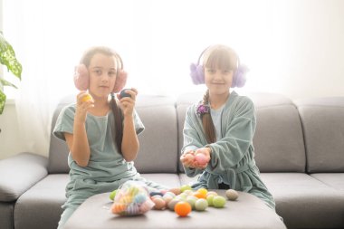 Paskalya 'da yumurta avına çıkan iki kız kardeş. Sevimli çocuklar Paskalyayı evde kutluyor..