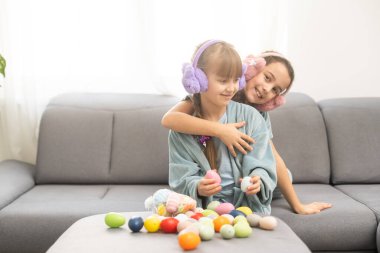 İki sevimli kız kardeş Paskalya gününde