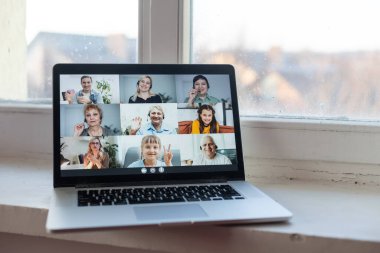İnternette sanal toplantı. Bilgisayarla video konferansı. Çevrimiçi iş toplantısı. Laptop ekranında, çevrimiçi çalışmak için bir video konferansında toplanan insanlar