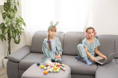 İki küçük kız paskalya yumurtasıyla oynuyor. Paskalya avı konsepti