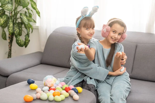 İki sevimli kız kardeş Paskalya gününde — Stok fotoğraf