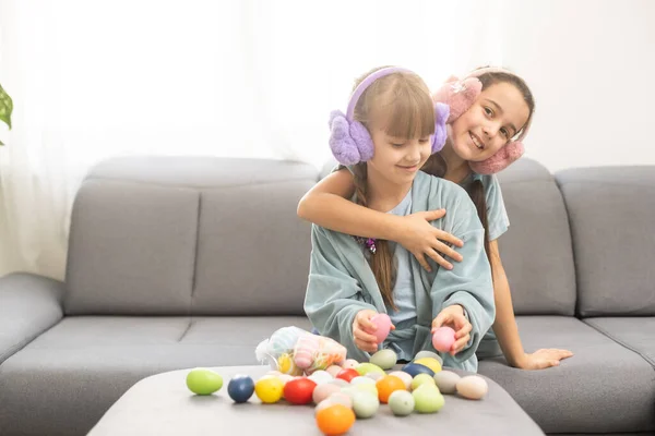 Zwei kleine Mädchen spielen Ostereier — Stockfoto