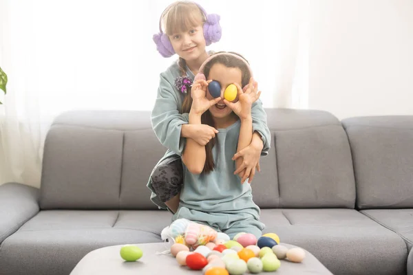 两个小女孩在玩复活节彩蛋 — 图库照片