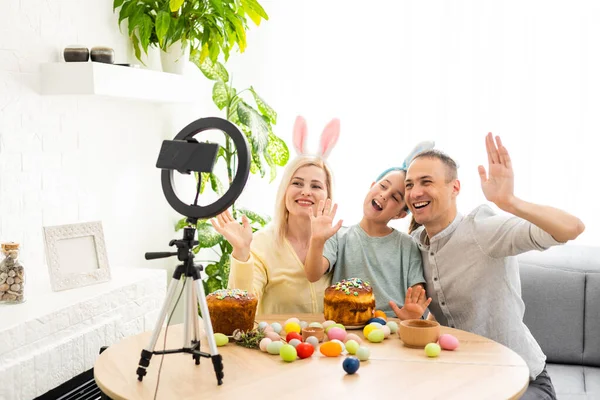 Pai, mãe e seu filho gostam de pintar ovos de Páscoa. Loja on-line para a decoração feliz Páscoa. Ovos de Páscoa - variedade de ovos coloridos — Fotografia de Stock