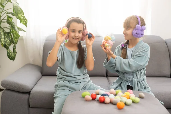 Lustige Kindermädchen bereiten sich auf die Osterferien vor — Stockfoto