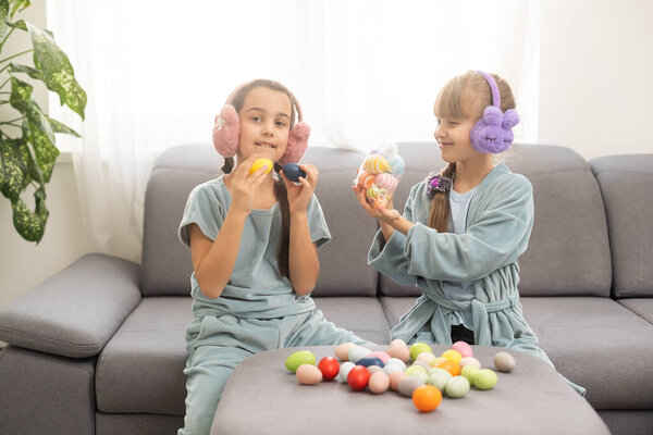 Две очаровательные младшие сестры в пасхальный день