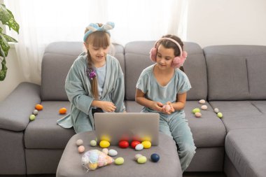 Küçük kızlar bilgisayar kullanıyor Paskalya için hazırlanıyorlar.