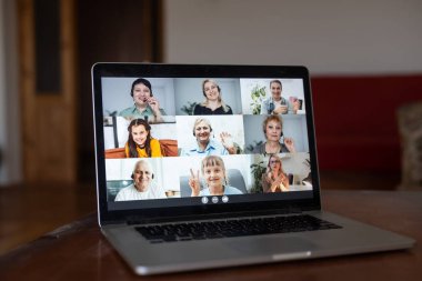 İnternette sanal toplantı. Bilgisayarla video konferansı. Çevrimiçi iş toplantısı. Laptop ekranında, çevrimiçi çalışmak için bir video konferansında toplanan insanlar
