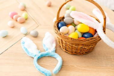 Paskalya konsepti. Yumurtalar, tavşanlar Paskalya sofrasında arka planda tepeden tırnağa kopya alanı