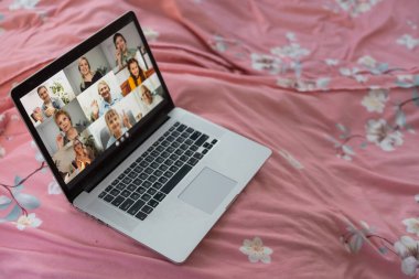 Sanal Buluşma. Evde, Çevrimiçi İletişim ve Uzaktan Sohbet Yaratıcı Kolajı 'nda Grup Video Çağrısı