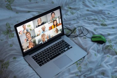 İnternette sanal toplantı. Bilgisayarla video konferansı. Çevrimiçi iş toplantısı. Laptop ekranında, çevrimiçi çalışmak için bir video konferansında toplanan insanlar