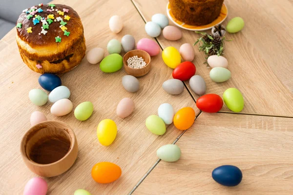 Bolo de Páscoa e ovos coloridos e flores em primeiro plano — Fotografia de Stock