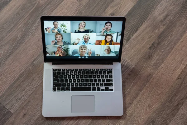 Videoconferencia saludando con la mano — Foto de Stock