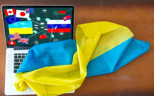 Drapeaux ukrainiens et russes placés sur une carte sur la tablette. Crise et conflit en Ukraine. — Photo