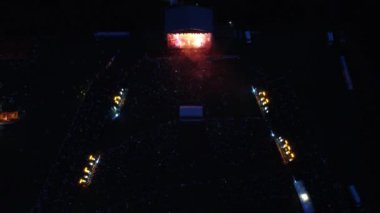 Geceleri tarlada açık konser