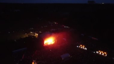 Geceleri tarlada açık konser