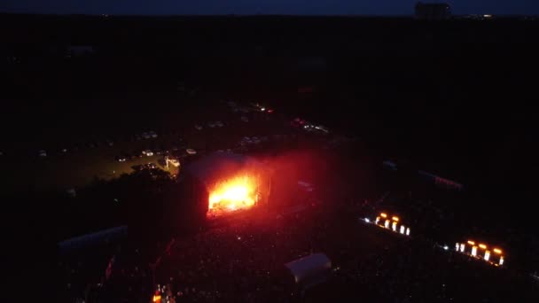 Koncert otwarty w terenie w nocy — Wideo stockowe