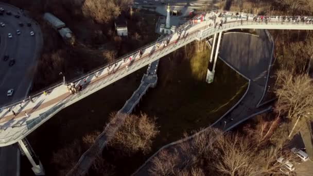 Niski kąt widzenia Nowy Most dla pieszych, zwany Klitschko Bridge. — Wideo stockowe