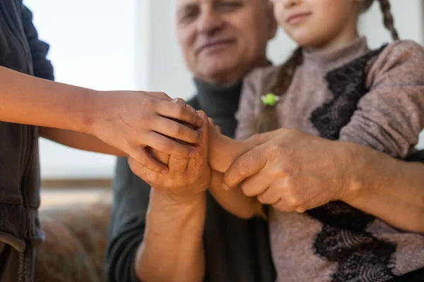 Ligação familiar. avô e criança de mãos dadas, vista close-up. Panorama — Fotografia de Stock