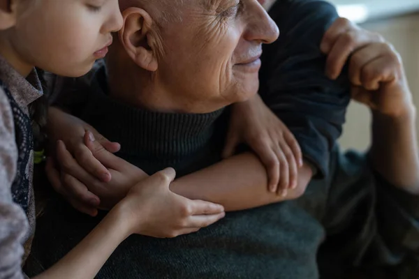 家族の絆。祖父と子供が手を取り合って密接な見解を。パノラマ — ストック写真