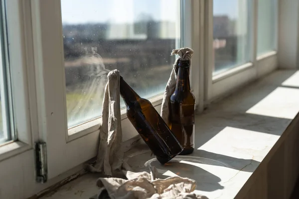 Evin camında molotof kokteyli denilen benzinle dolu cam bir şişe var. — Stok fotoğraf