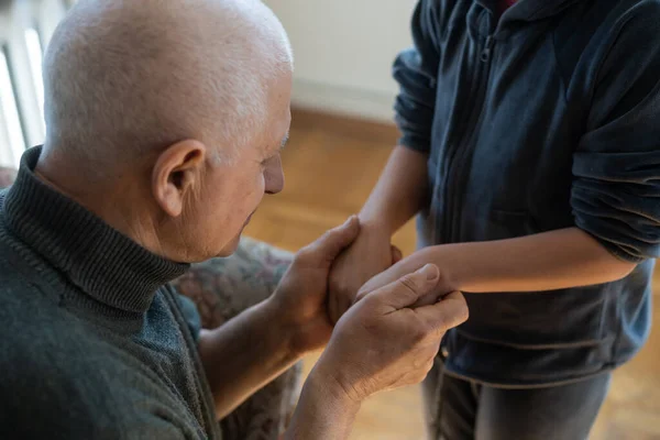 Nonno e nipote mani da vicino — Foto Stock