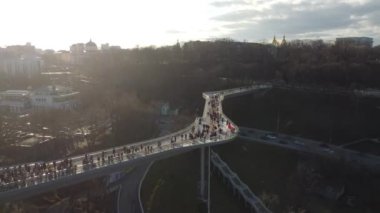 Klitschko Köprüsü denilen yeni yaya köprüsünün düşük açılı görüntüsü.