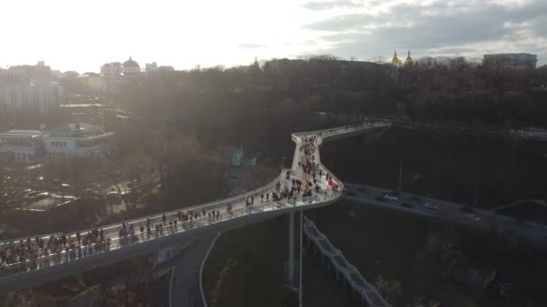 Nízký úhel pohledu na most Nový chodec, zvaný Kličkův most. — Stock video