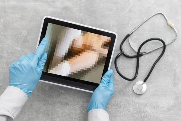 Muž sleduje video sexy žen na obrazovce tabletu, rozmazaný koncept. — Stock fotografie