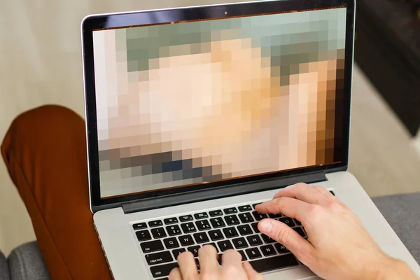 Bilgisayarında çıplak bir kadını izleyen genç beyaz bir adamın yakın çekimi. — Stok fotoğraf