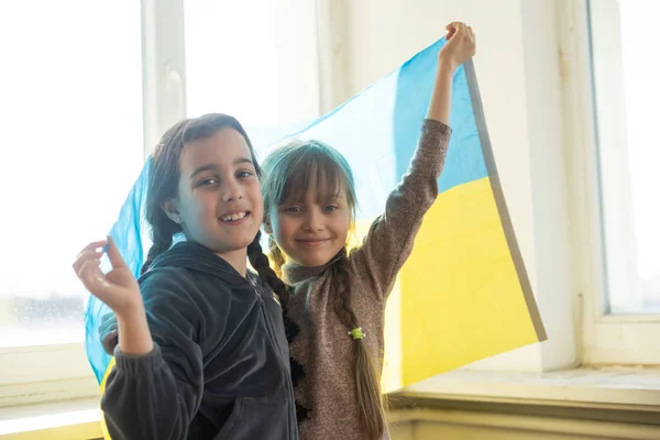Zwei kleine Mädchen mit ukrainischer Flagge — Stockfoto