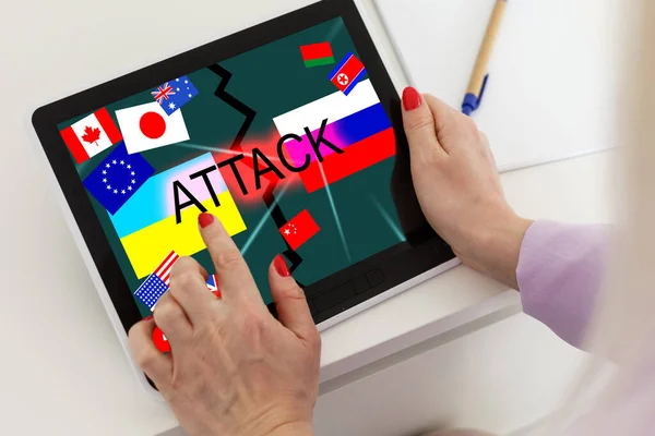 Bandera de Ucrania y Rusia en una tableta y ataque de inscripción. El concepto de noticias en Ucrania y Rusia. —  Fotos de Stock