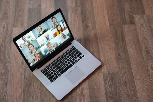 Reunión virtual en línea. Videoconferencia por portátil. Reunión de negocios en línea. En la pantalla del portátil, las personas que se reunieron en una videoconferencia para trabajar en línea — Foto de Stock